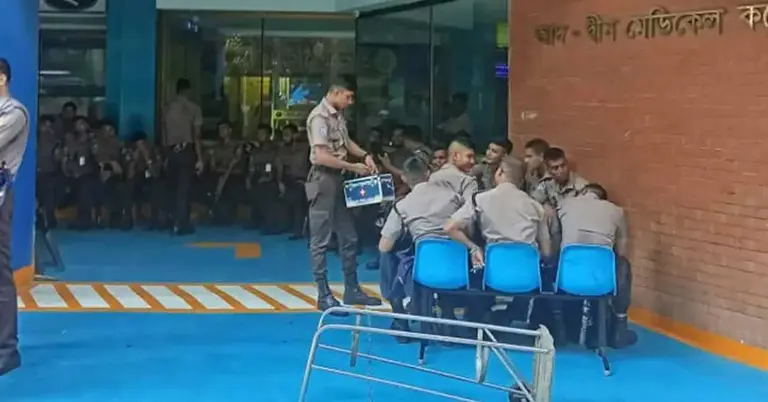 হাসপাতালের সামনে পুলিশ